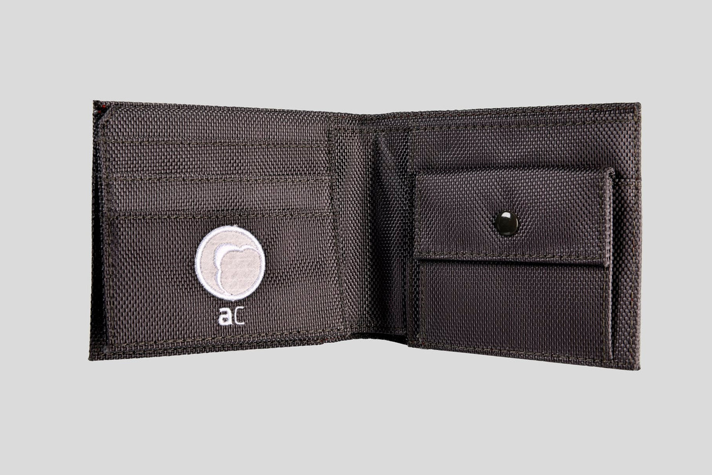 Wallet from our "Artifactcloud" accessories collection. With flown swatch of beta cloth as part of the sticked 'AC' logo.