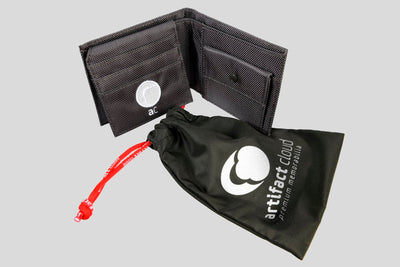 Wallet from our "Artifactcloud" accessories collection. With flown swatch of beta cloth as part of the sticked 'AC' logo.